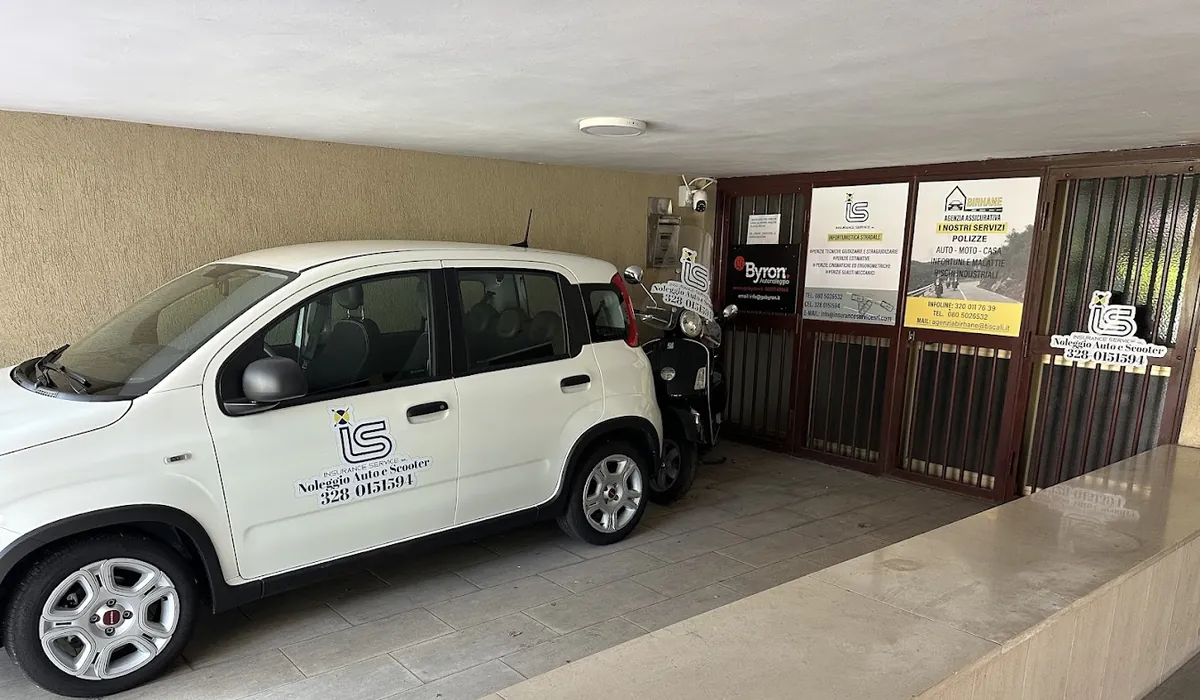 Fiat Panda e Vespa di Insurance Service davanti alla sede di Bari